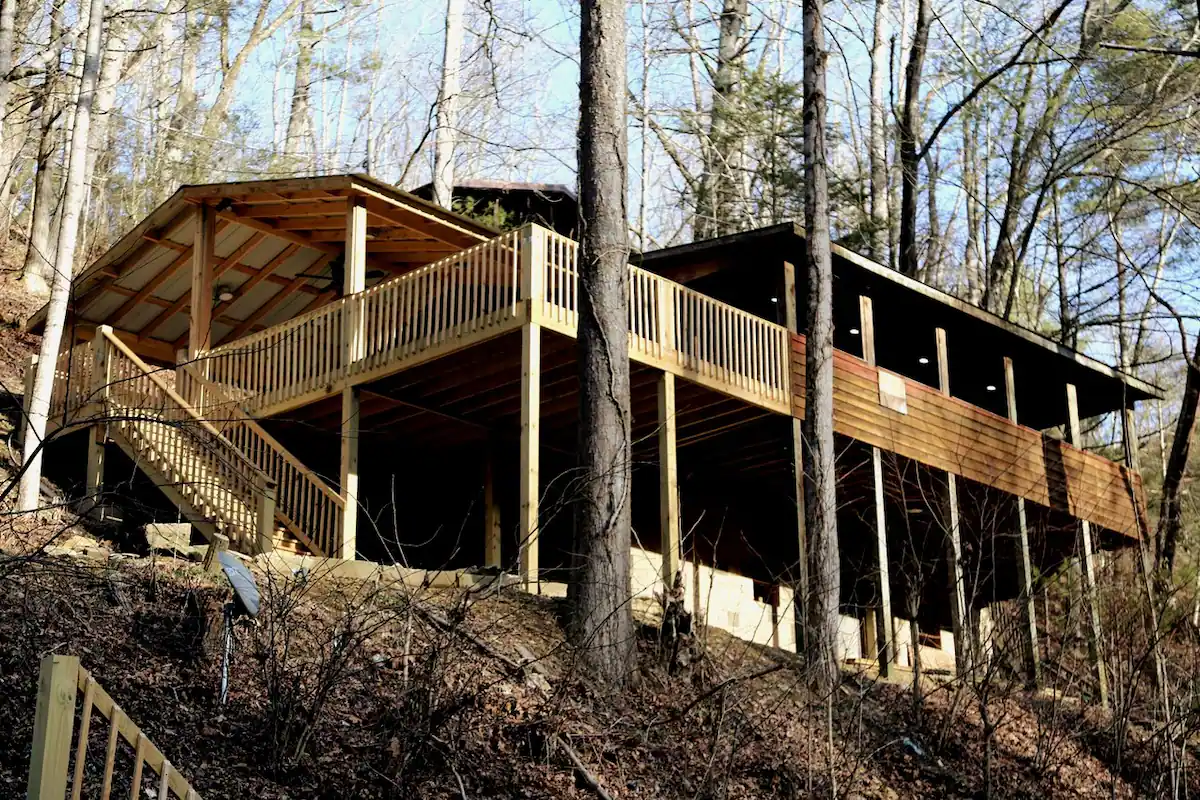 Ms Dixie’s Lakefront Cabin