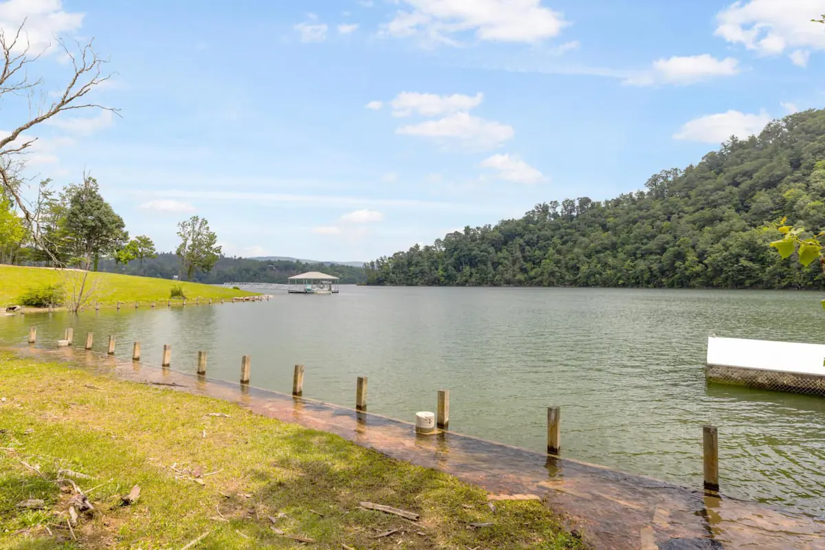 Private Lakefront Retreat